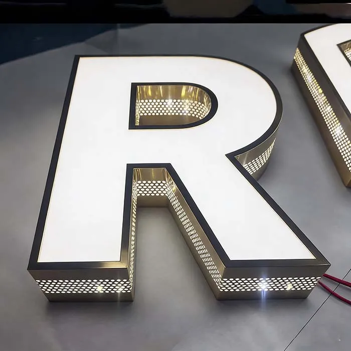 projet réel de lettres monochromes à perforation latérale